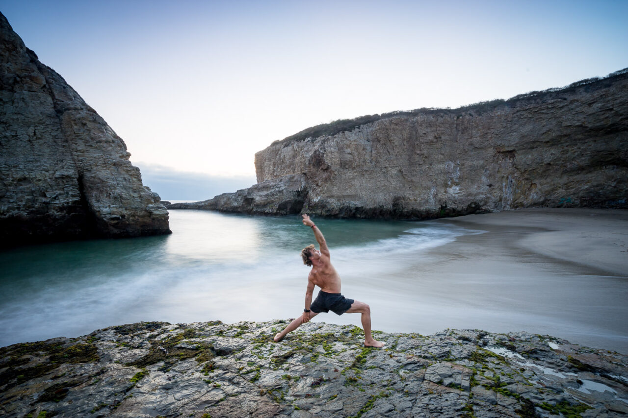 how to meditate for increased creative thinking - meditating by the ocean
